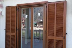 SERRAMENTO-IN-LEGNO-ALLUMINIO-PERSIANA-IN-ALLUMINIO-ZANZARIERA-scaled